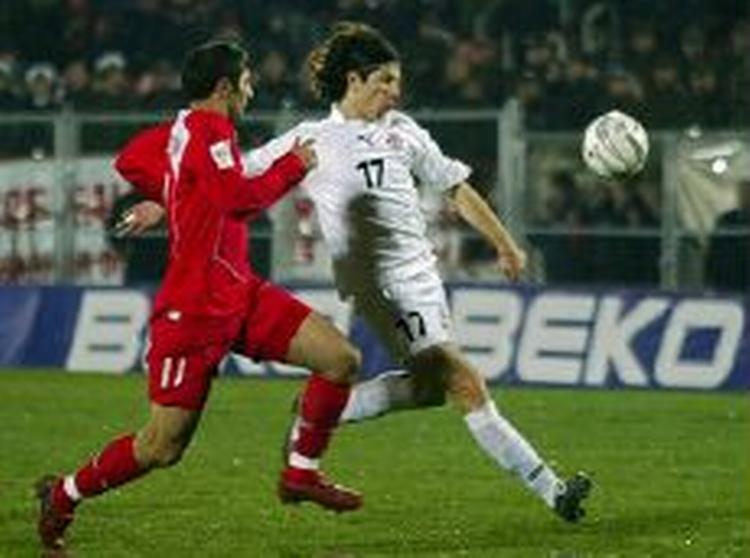 Tyrkernes Hamit Altintop (tv.) udfordrer Levan Kobiashvili fra Georgien. - Foto: AP 