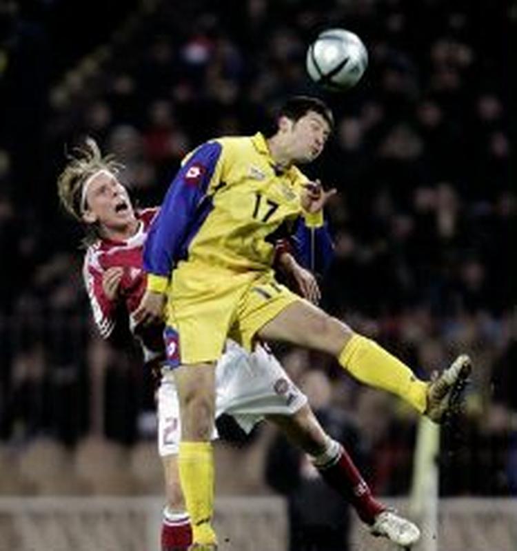 Christian Poulsen bliver den lille i en luftduel med Oleksiy Byelik. - Foto: Thomas Borberg 