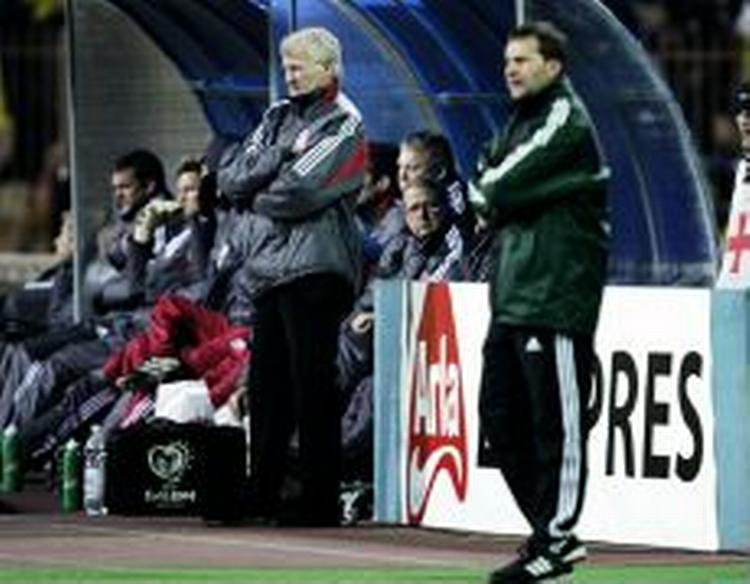 Morten Olsen var tilbage på bænken efter udstået karantæne mod Kasakhstan men uden held. - Foto: Thomas Borberg 