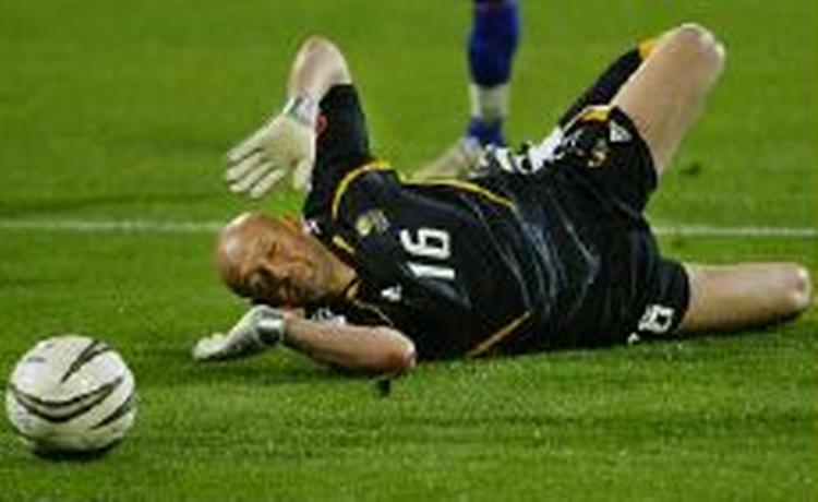 Fabien Barthez og hans franske holdkammerater måtte endnu engang bide i græsset. - Foto: AP 