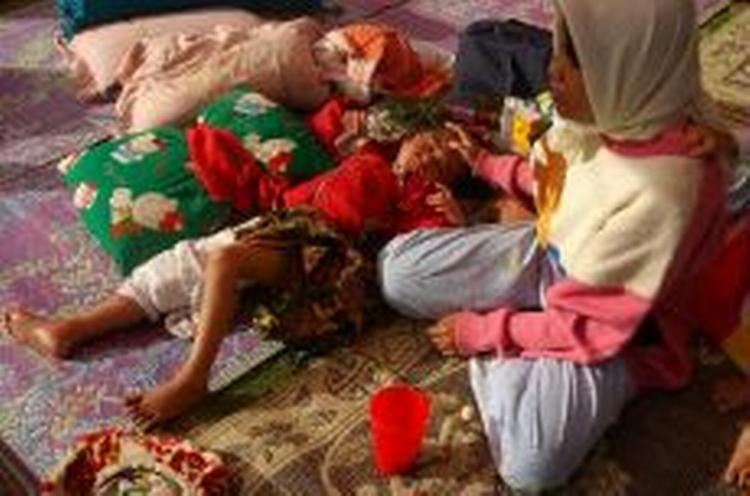 Overlevende fra jordskælvet på øen Nias. Pigen brækkede sit ben. - Foto: AP 