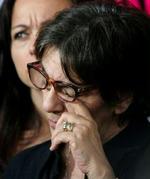 Mary Schindler, Terri Schiavos mor, tørrer sine øjne under pressekonferencen efter højesterets dom. - Foto: AP 