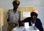 En ældre kvinde afgiver sin stemme i hovedstaden Harare. - Foto: AP 