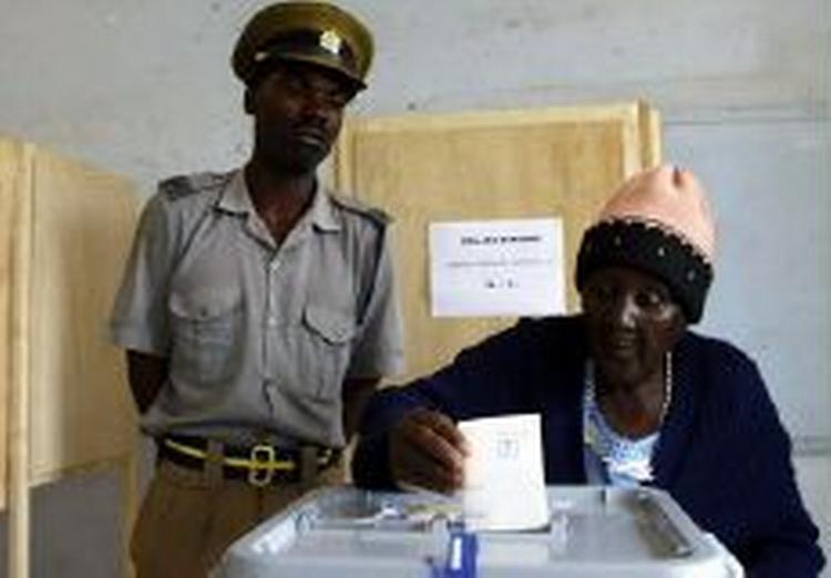 En ældre kvinde afgiver sin stemme i hovedstaden Harare. - Foto: AP 