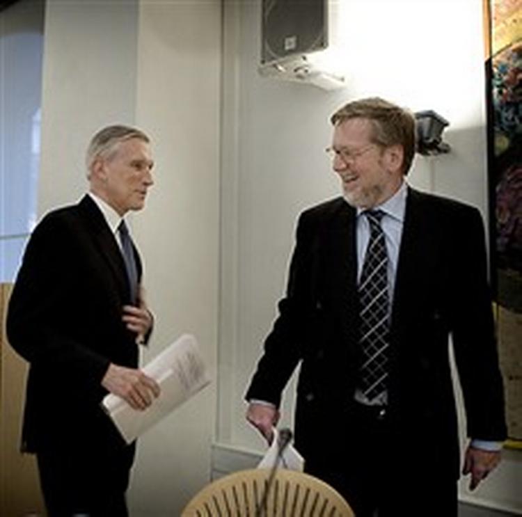 Hollands udenrigsminister, Bernard Bot (tv.), er enig med Per Stig Møller om, at der ikke findes en plan B i tilfælde af et nej til EU-forfatningstraktaten.   Foto: Jens Dresling 