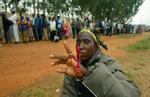 Kvinde viser blækket, der vidner om, at hun har stemt til valget i går i Zimbabwe. - Foto: AP 