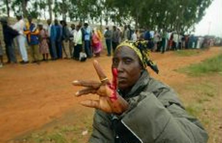 Kvinde viser blækket, der vidner om, at hun har stemt til valget i går i Zimbabwe. - Foto: AP 