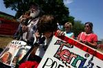 Demonstratner uden for Wodside Hospice, hvor Terri Schiavo døde. - Foto: AP 