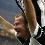 Allan Shearer fortsætter alligevel i barndomsklubben Newcastle. - Arkivfoto: AP 