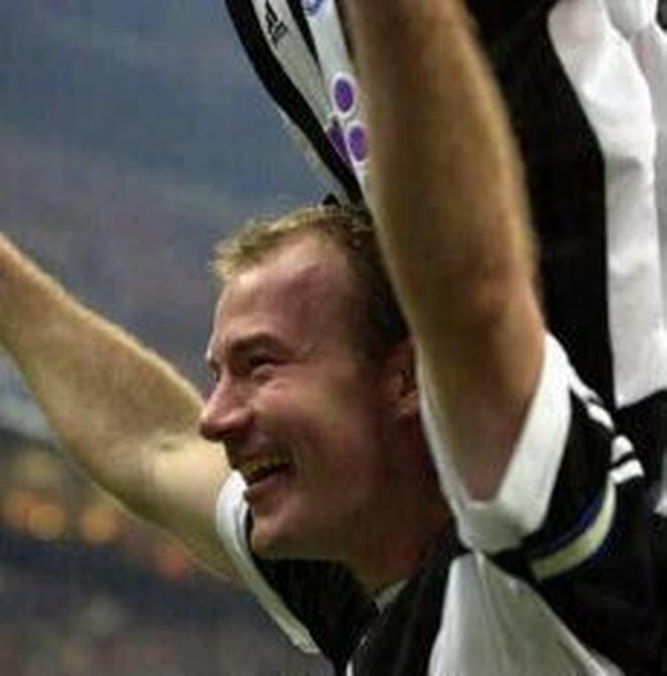 Allan Shearer fortsætter alligevel i barndomsklubben Newcastle. - Arkivfoto: AP 