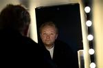 Bjarne Henriksen har hovedrollen som Keld i filmen 'Kinamand'. Tidligere er filmen blevet vist for nogle kinesere, »og de sagde, at jeg spillede kinesisk, fordi jeg brugte øjnene meget«, fortæller han. - Foto: Klaus Holsting 