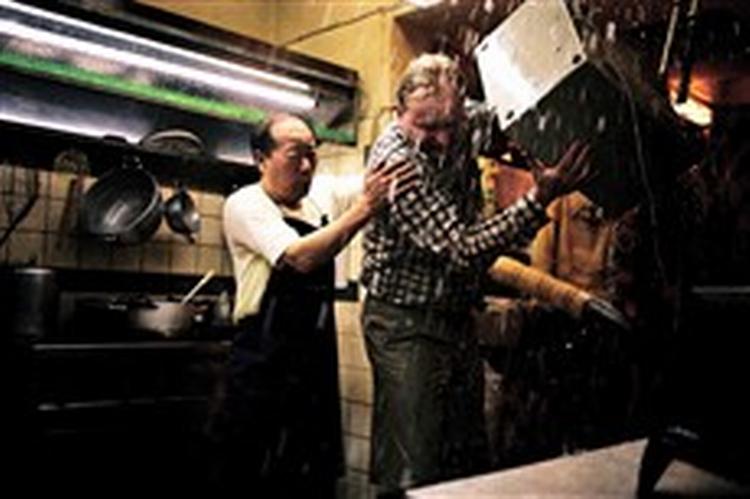 Lin Ku Wu som grill-ejeren Feng og Bjarne Henriksen som rørlæggeren Keld er de to præstationer, der bærer filmen hjem. - Foto: Robin Skjoldborg 
