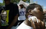 En aids-patient tørrer sveden af sig under en protestaktion for de hiv-ramtes rettigheder uden for det sydafrikanske parlament i Cape Town. - Arkivfoto: AP 