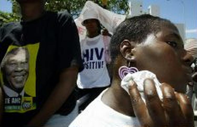 En aids-patient tørrer sveden af sig under en protestaktion for de hiv-ramtes rettigheder uden for det sydafrikanske parlament i Cape Town. - Arkivfoto: AP 