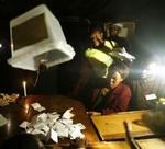 Stemmerne fra et valglokale i hovedstaden Harare tælle op. - Foto: AP 