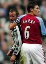 Villas Barry holder Lee Bowyer tilbage i den skandaløse slutfase, hvor to Newcastle-spillere røg i totterne på hinanden. - Foto: AP 