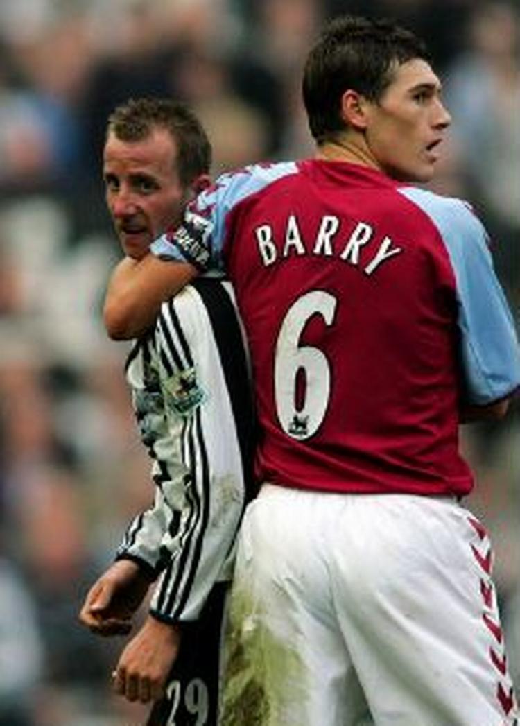 Villas Barry holder Lee Bowyer tilbage i den skandaløse slutfase, hvor to Newcastle-spillere røg i totterne på hinanden. - Foto: AP 