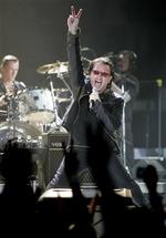 U2 og især frontfiguren Bono blander sig og har holdninger til de største politiske spørgsmål. - Foto: AP 