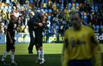 FCM-træner Erik Rasmussen får en lufttur efter triumfen på Brøndby Stadion. - Foto: Finn Frandsen 