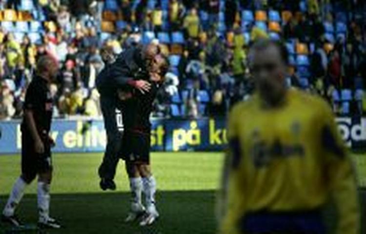 FCM-træner Erik Rasmussen får en lufttur efter triumfen på Brøndby Stadion. - Foto: Finn Frandsen 