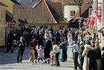 Indenfor i Odense Koncertsal var der oplæsning og overrækkelse af priser og sang og meget mere. For H.C. Andersens bysbørn blev det kun til enkelte glimt af de udvalgte, her får dronningen overrakt blomster.   Foto: Lars Skaaning 