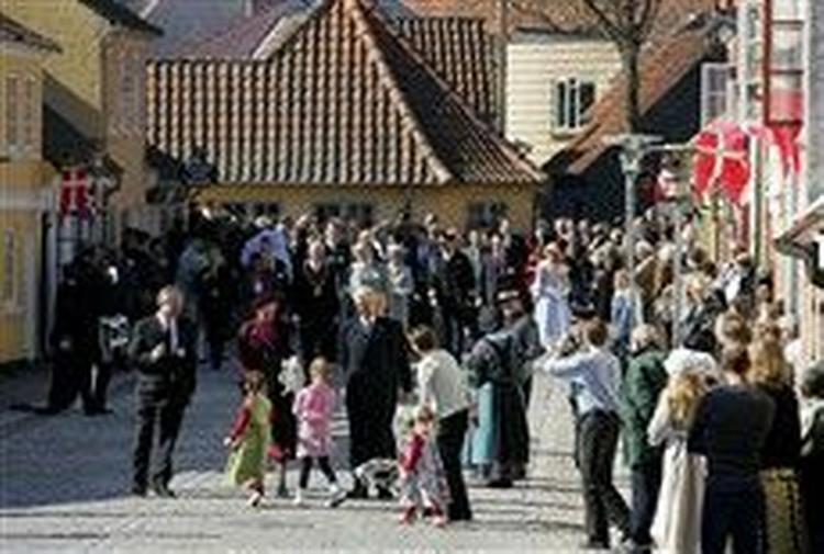 Indenfor i Odense Koncertsal var der oplæsning og overrækkelse af priser og sang og meget mere. For H.C. Andersens bysbørn blev det kun til enkelte glimt af de udvalgte, her får dronningen overrakt blomster.   Foto: Lars Skaaning 