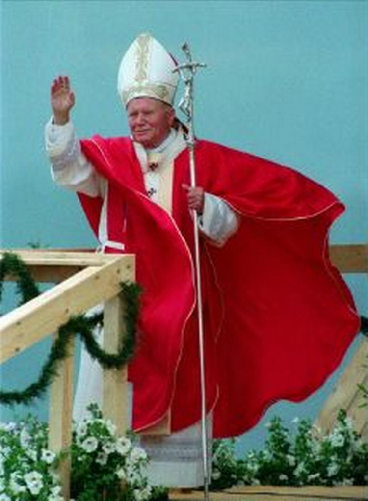 Paven hilser på folket i Skoczow i Polen i 1995. - Arkivfoto: AP 