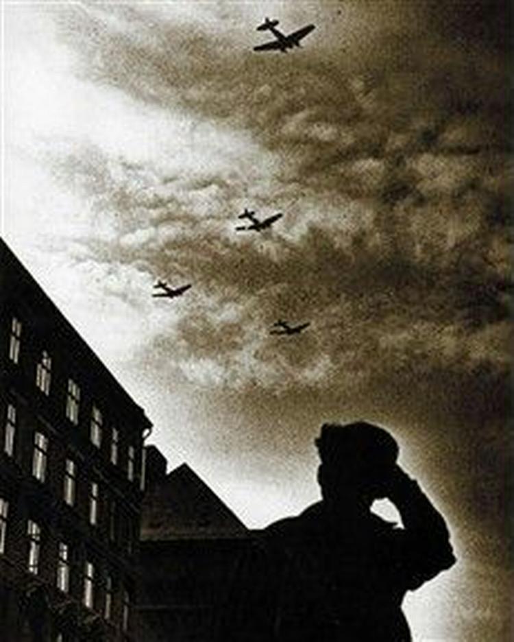 Tyske krigsfly på himlen over København 9. april 1940. Den danske regering opfordrer befolkningen til ikke at gøre modstand. - Foto: Helmer Lund-Hansen 