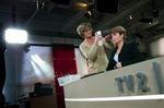 »Og nu til en nyhed herhjemmefra. Regeringen har i dag måttet udskyde salget af TV 2 på ubestemt tid«, gjorde Michéle Bellaiche sig klar til at læse op i nyhedsudsendelsen klokken 18.   Foto: Klaus Holsting 