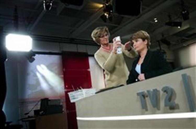 »Og nu til en nyhed herhjemmefra. Regeringen har i dag måttet udskyde salget af TV 2 på ubestemt tid«, gjorde Michéle Bellaiche sig klar til at læse op i nyhedsudsendelsen klokken 18.   Foto: Klaus Holsting 