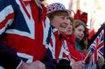 Få timer før brylluppet i Windsor vest for den britiske hovedstad, London strålede solen ned over de mange mennesker, der var kommet til byen for at få et glimt af brudeparret. - Foto: AP 
