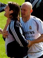 En legesyg Thomas Gravesen viser sin argentinske holdkammerat Santiago Solari, hvor alvorlig situationen er inden søndagens kamp mod Barcelona.   Foto: Juanco Martin/AP 