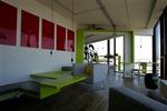 En gruppe studerende fra Danmarks Designskole følger op på arkitekternes åbne forløb med et  slangemøbel . Slangen snor sig fra indgangsdøren til den ophængte soveplads. Lejligheden er på 77 kvm. 