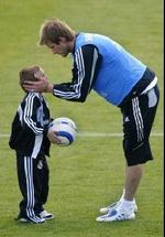 David Beckham tager sig en snak med sønnen Brooklyn på træningsbanen i Madrid. - Foto: AP 