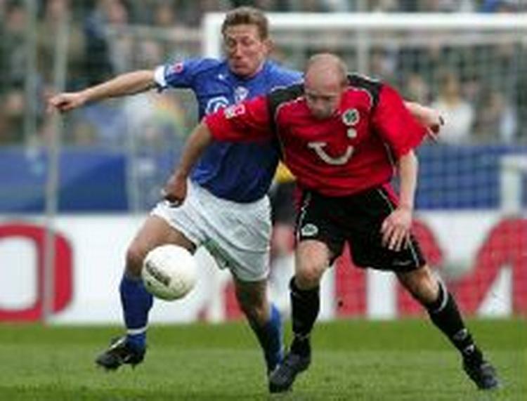Søren Colding i nærkamp med Hanover's Jiri Stajner. - Foto: AP 