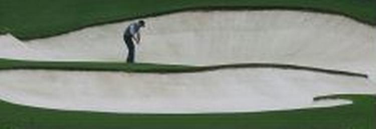 Tiger Woods omringet af sand på 8. hul. - Foto: AP 