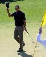 Tiger Woods kipper med kasketten efter en forrygende runde på 65 slag. - Foto: AP 