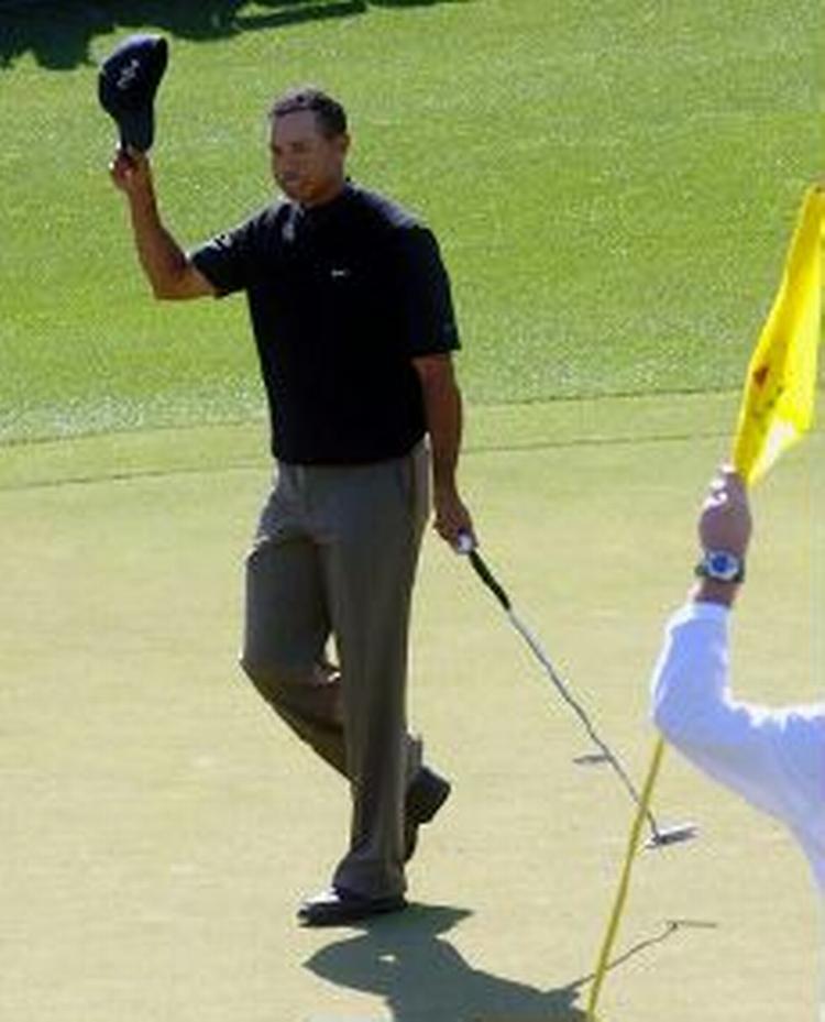 Tiger Woods kipper med kasketten efter en forrygende runde på 65 slag. - Foto: AP 