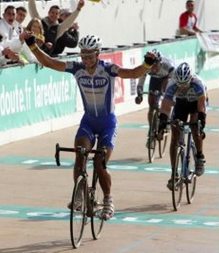 Tom Boonen triumferer på målstregen i Roubaix. - Foto: AP 