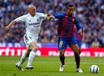 Real Madrids danske spiller, Thomas Gravesen, fik en advarsel sidst i 2. halvleg for et frispark på Barcelonas brasilianske boldkunstner Ronaldinho, men vejlenseren spillede generelt en glimrende kamp.   Foto: AP 