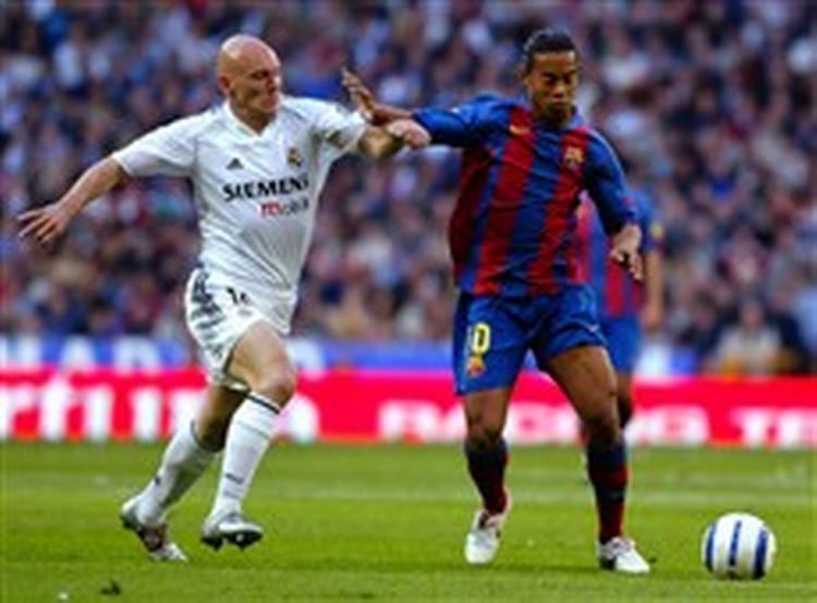 Real Madrids danske spiller, Thomas Gravesen, fik en advarsel sidst i 2. halvleg for et frispark på Barcelonas brasilianske boldkunstner Ronaldinho, men vejlenseren spillede generelt en glimrende kamp.   Foto: AP 