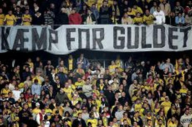 Brøndbys fans er ikke i tvivl. Guldet skal væk fra Parken. Men spillerne er tilsyneladende mere usikre. - Foto: Thomas Borberg 
