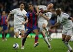 Gravesen har fat i Ronaldinho. - Foto: AP 