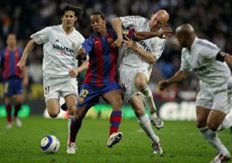 Gravesen har fat i Ronaldinho. - Foto: AP 