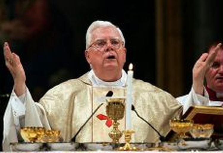 Ærkepræst Bernard Law under en tidligere messe i Rom. Law har tidligere sagt, at hans nye offentlige rolle i kirken styrker hans tro. - Arkivfoto: AP 