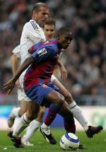 Samuel Eto'o i nærkamp med franske Zidane under gårsdagens storkamp i Madrid. - Foto: AP 