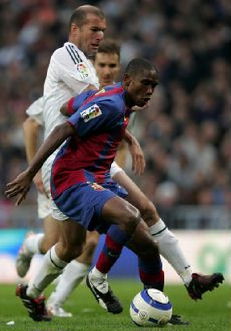 Samuel Eto'o i nærkamp med franske Zidane under gårsdagens storkamp i Madrid. - Foto: AP 