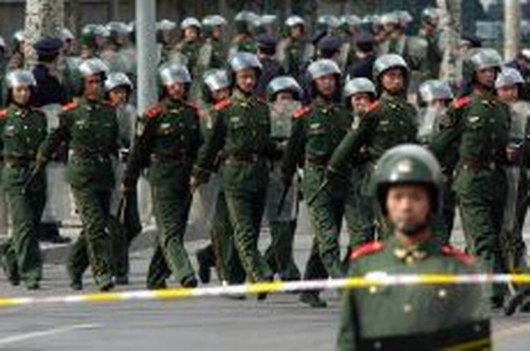 Kinesisk politi tager opstilling ved Japans ambassade i Beijing, hvor der har været antijapanske demonstrationer i weekenden. - Foto: AP 