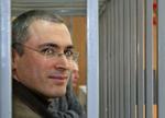 Den tidligere Yukas-boss Mikhail Khodorkovskij risikerer ti års fængsel, hvis han bliver dømt efter anklagepunkterne. - Foto: AP 