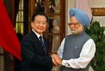 Den kinesiske premierminister Wen Jiabao (th) giver hånd til den indiske premierminister Singh. - Foto: AP 